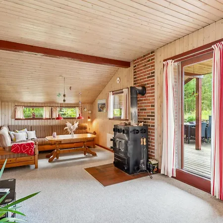 Authentic And Cosy With Enclosed Garden, Covered Terrace And Annex Just A Few Minutes Walk From The And Close To Forest And Ebeltoft