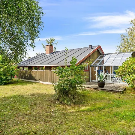 Authentic And Cosy With Enclosed Garden, Covered Terrace And Annex Just A Few Minutes Walk From The And Close To Forest And Ebeltoft