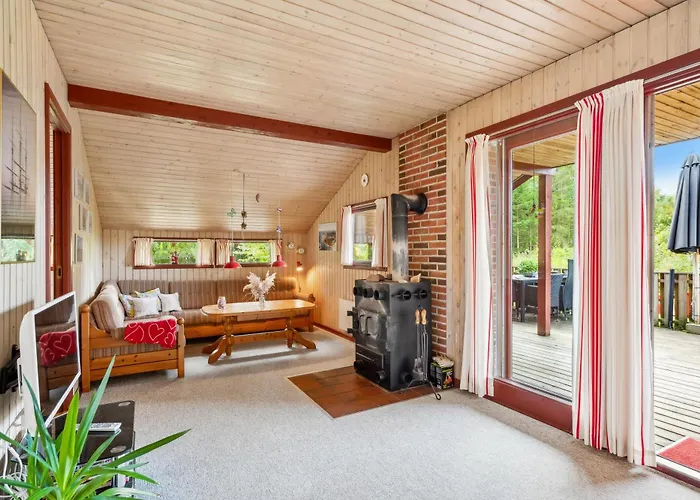 Authentic And Cosy With Enclosed Garden, Covered Terrace And Annex Just A Few Minutes Walk From The And Close To Forest And Ebeltoft