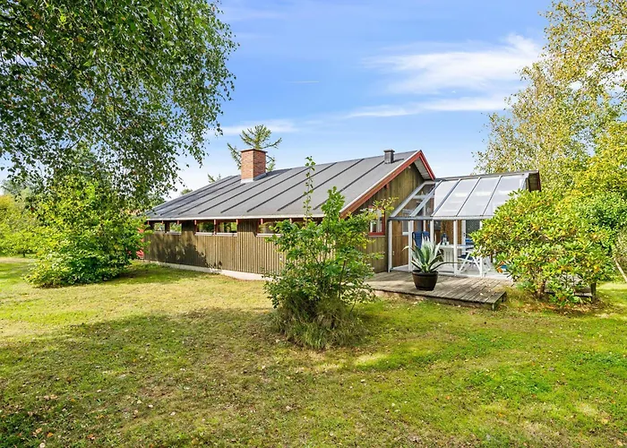Authentic And Cosy With Enclosed Garden, Covered Terrace And Annex Just A Few Minutes Walk From The And Close To Forest And Ebeltoft